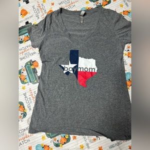 BOYMOM size L v neck soft t